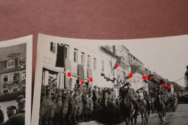 Preview: vier alte Fotos - Aufmarsch Soldaten -- Stadt - hohe Offiziere - Ort ?? Fahnen